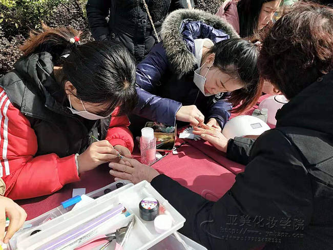 3月8号女神节亚美化妆班学员在小区做公益活动现场